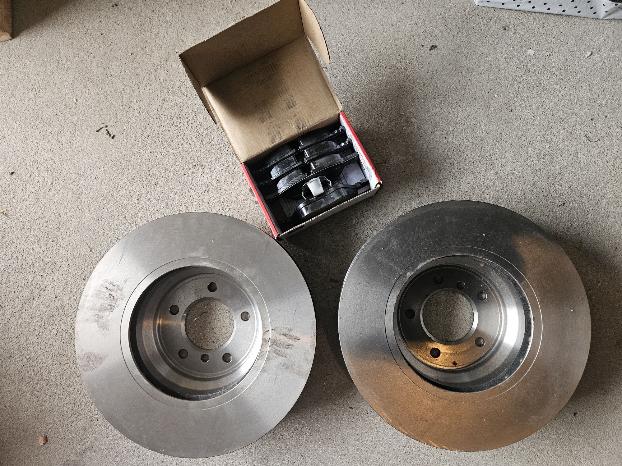 Tarcze i klocki przód BMW 3 E90 Brembo 09.A599.11 P06036