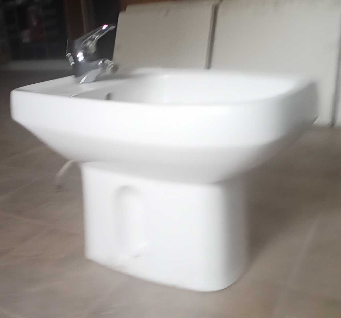 Bidé com torneira