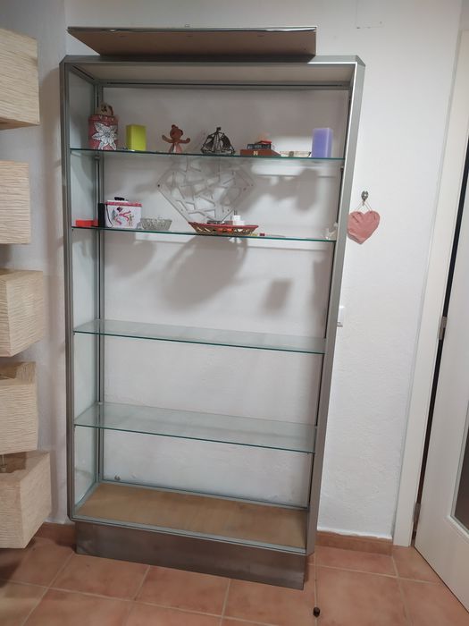 Estante em vidro e alumínio