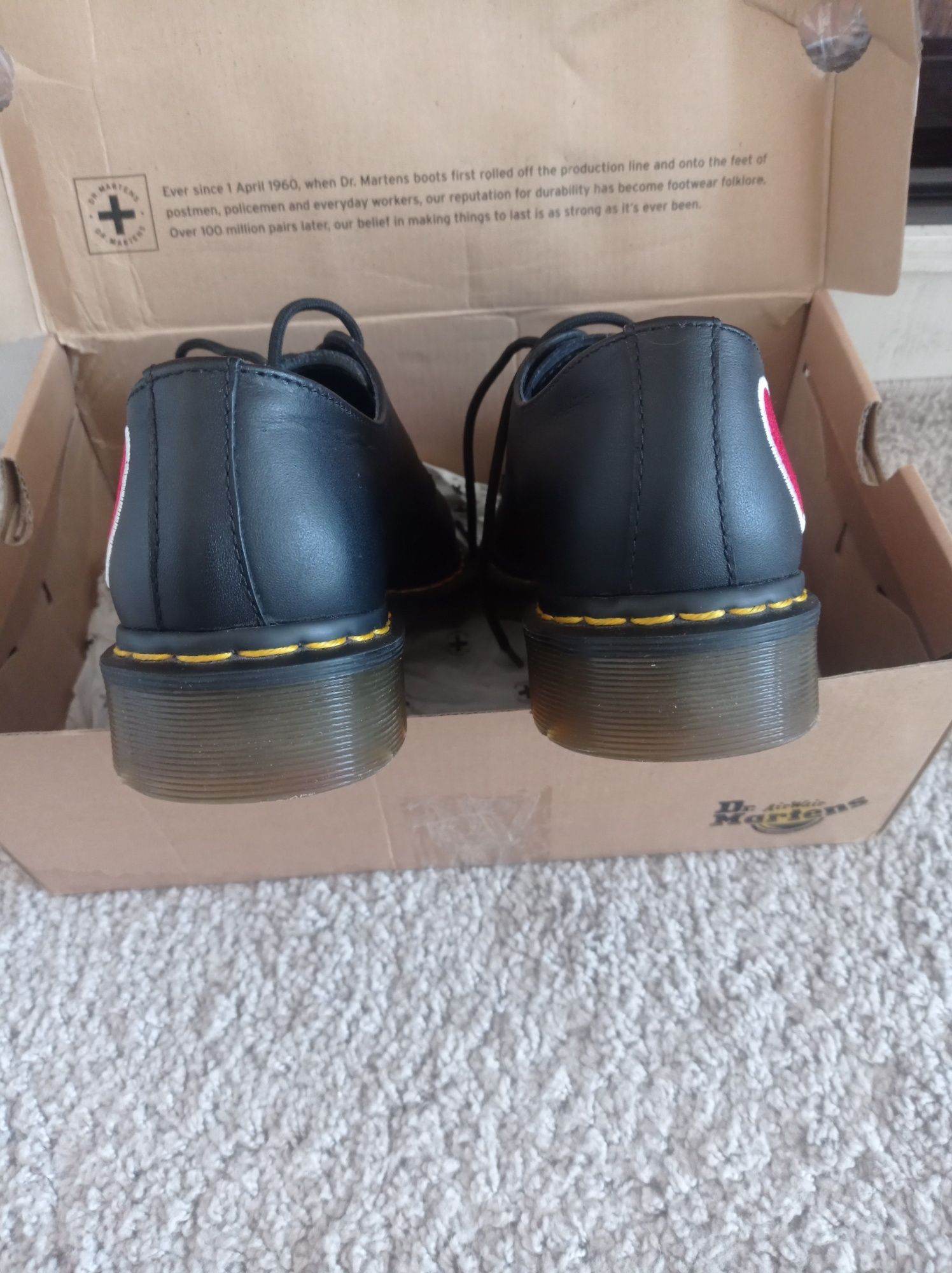 ТЕРМІНОВО!  туфлі жіночі Dr martens 1461 heart's original