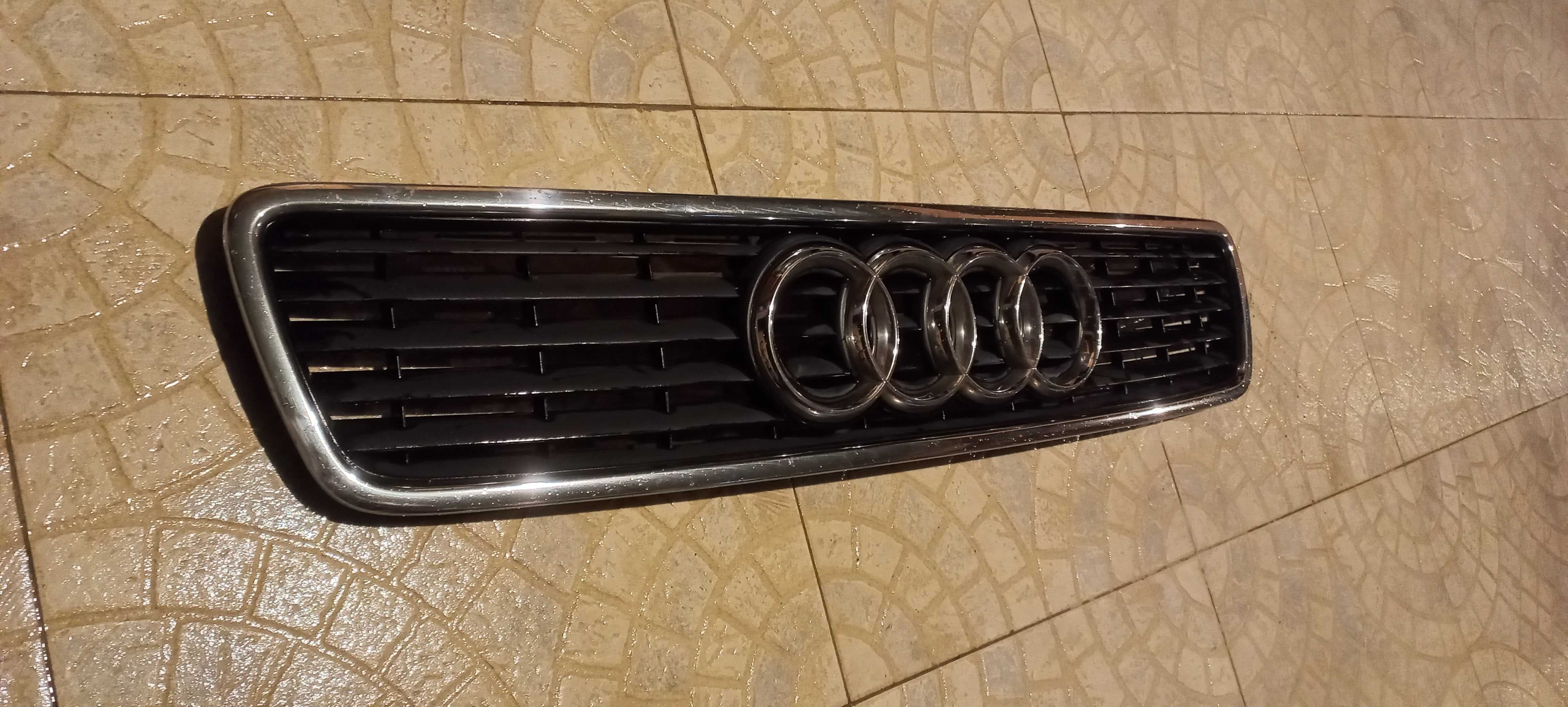 AUDI A4 B5 (8D)- Grelha Capô ORIGINAL em Excelente Estado