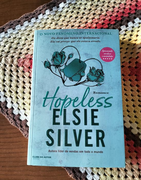 "Hopeless" de Elsie Silver. É um romance que faz parte da série Chestn