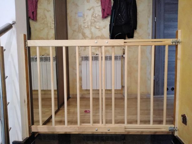 Nowa bramka ochronna zabezpieczająca drewniana na schody regulowana