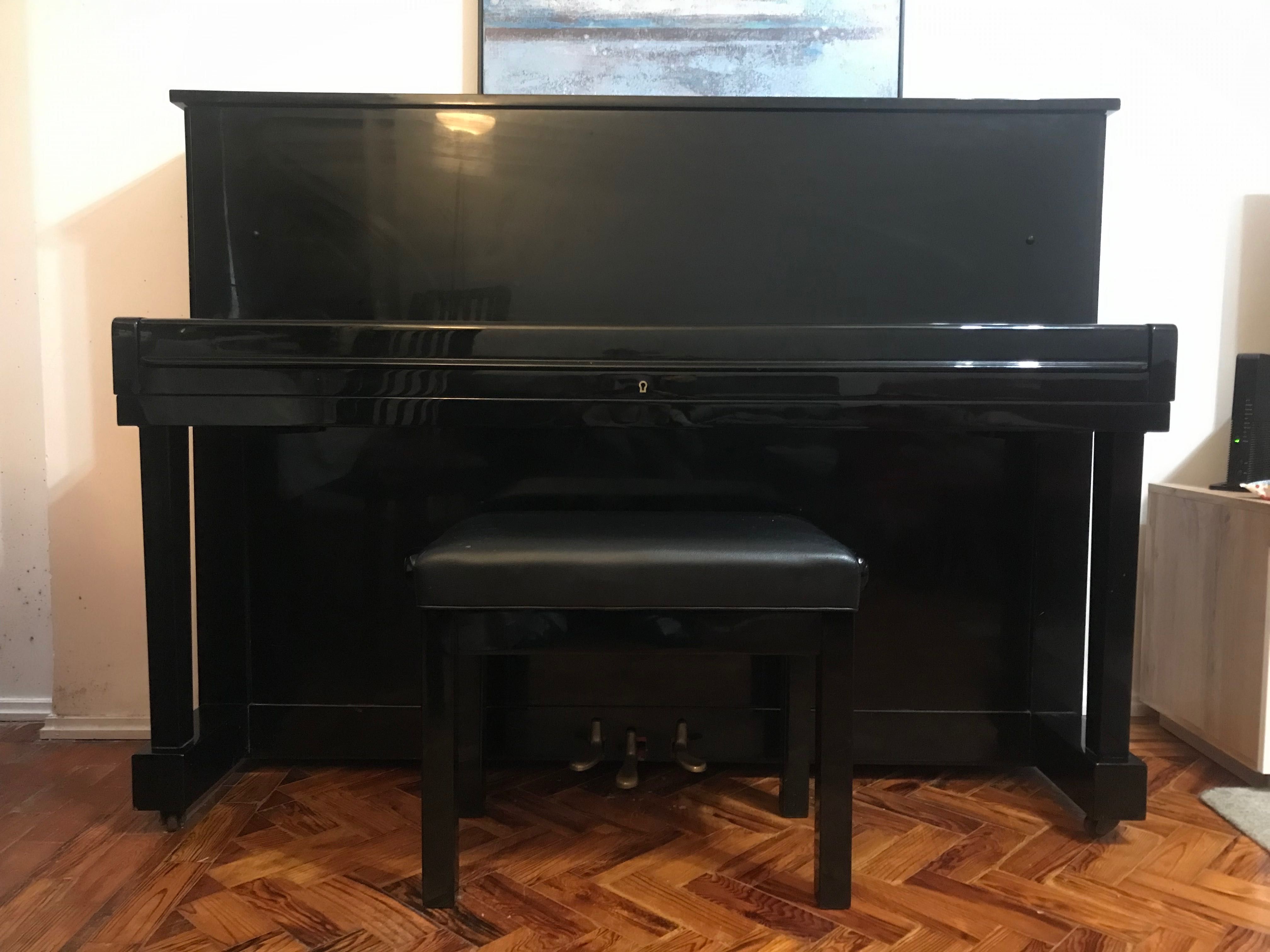 Piano a acustico vertical Eterna , feito pela Yamaha