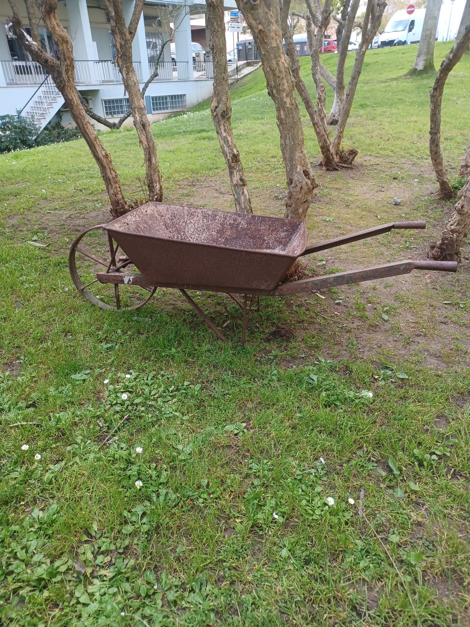 Carrinho de mão antigo em ferro