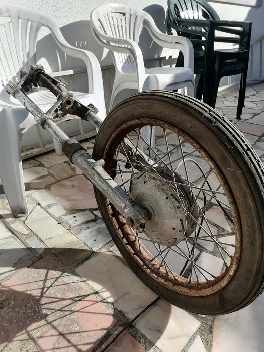 Jante antiga com bainhas e travão de tambor