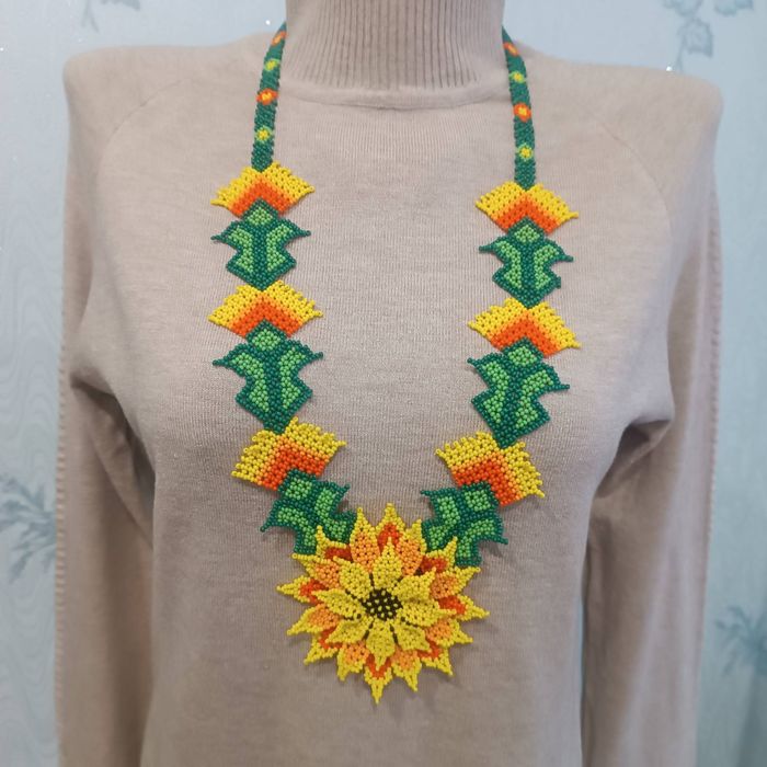 Кольє ручної роботи в стилі Уічольські квіти