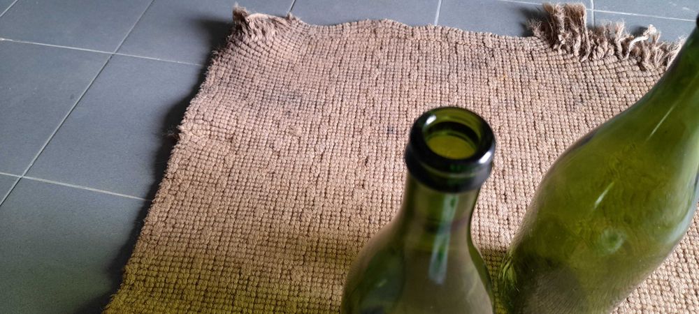 Pedras mármore  polido e garrafas espumante