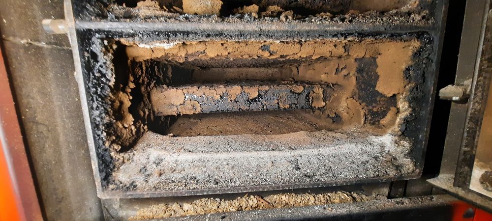 Сожотрус чистка димоходів від сажи, пілу, жиру.