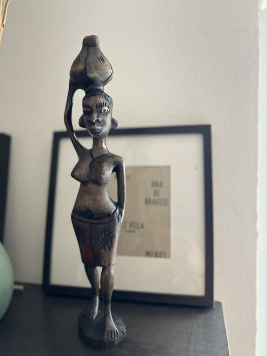 Estatueta feita de pau preto