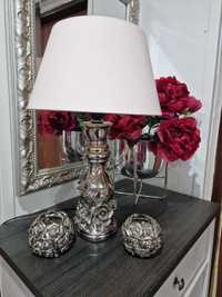 Zdobiona różami  lampa w kolorze srebrnym plus świeczniki do kompletu