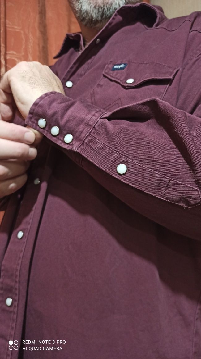 Джинсовая рубашка, пиджак, тенниска ольшого размера Wrangler.