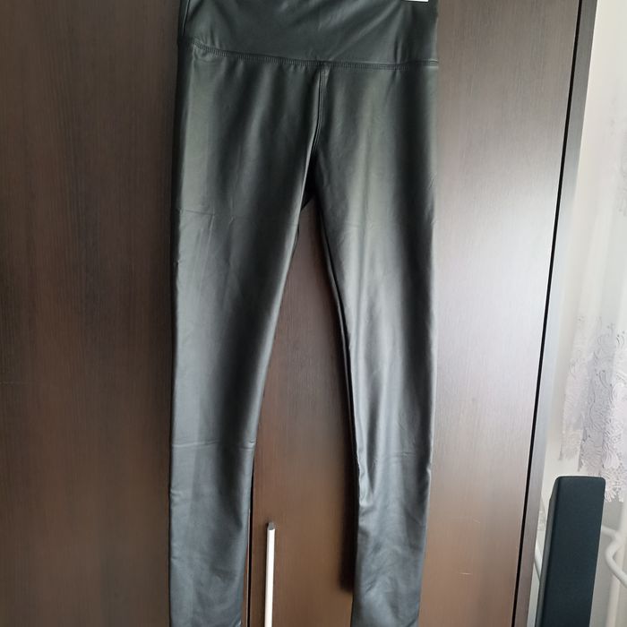 Czarne legginsy z eko skóry