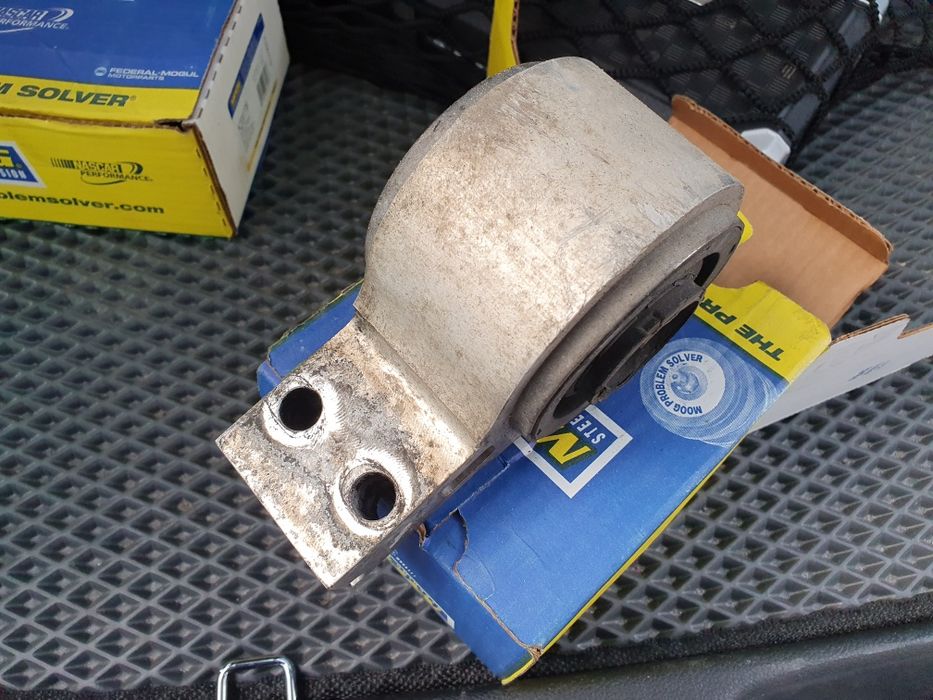 Оригинальные сайлентблоки переднего рычага (задние) explorer 2011-2018