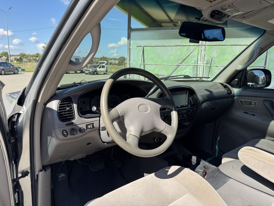 TOYOTA SEQUOIA  у відміному стані як зовні так і технічно.