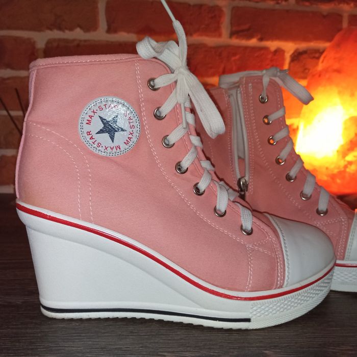 Кеди на танкетці, р. 23,5см, висота танкетки 8 см, стан нових, торг.