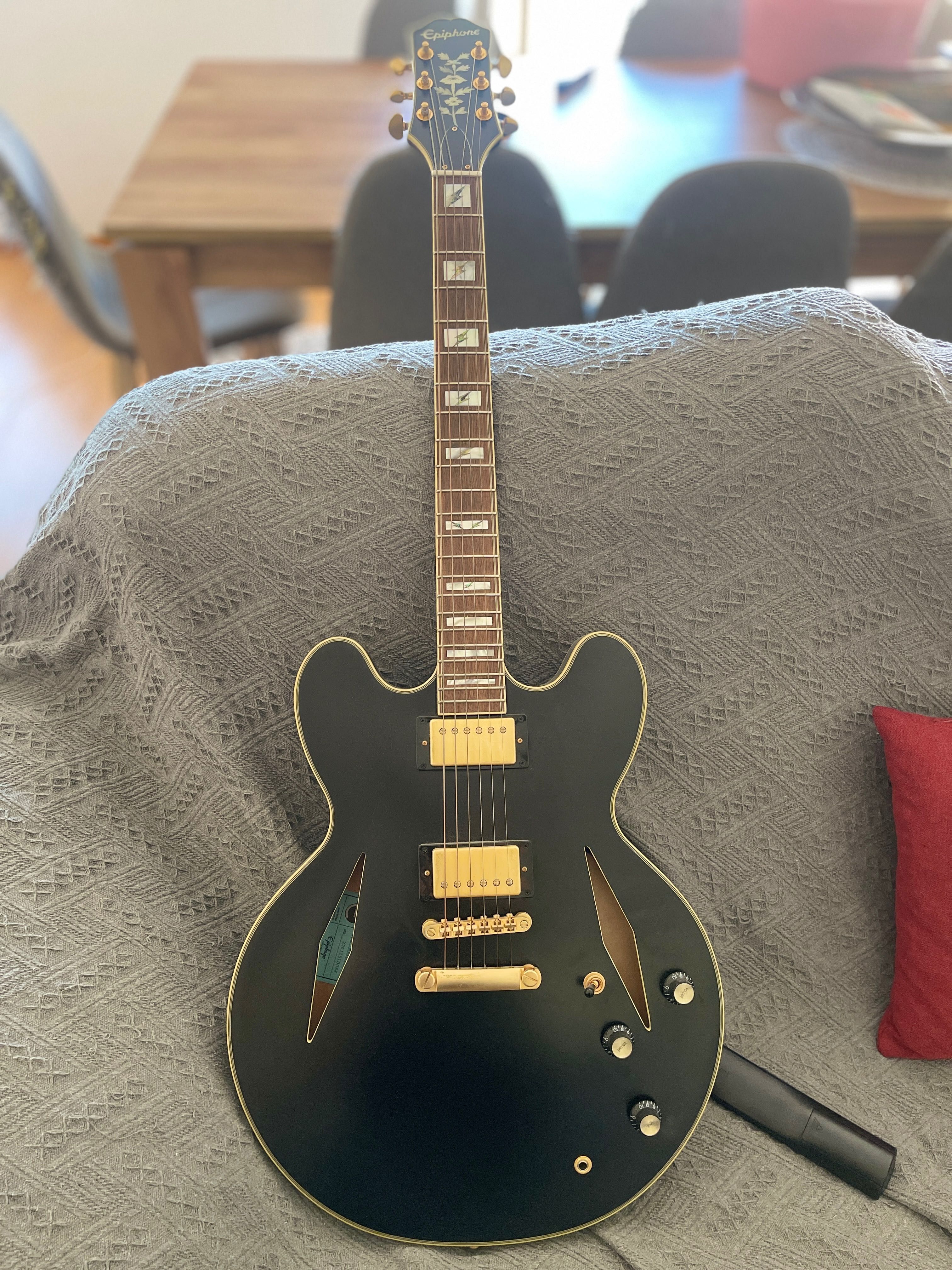 Vendo Guitarra Epiphone Emily Wolfe, com estojo.