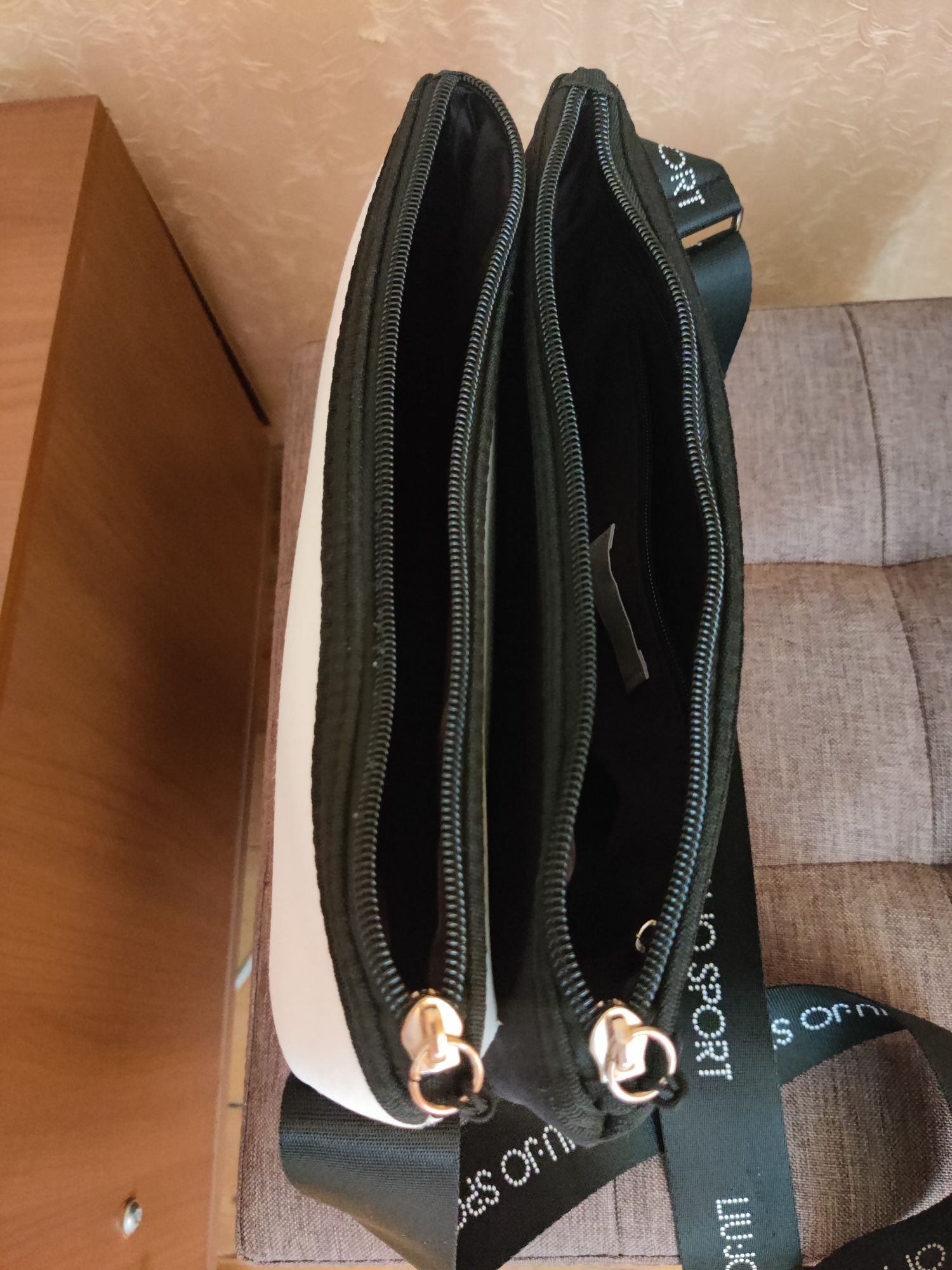 Брендова сумочка кросс- боди   в стилі спорт - шик