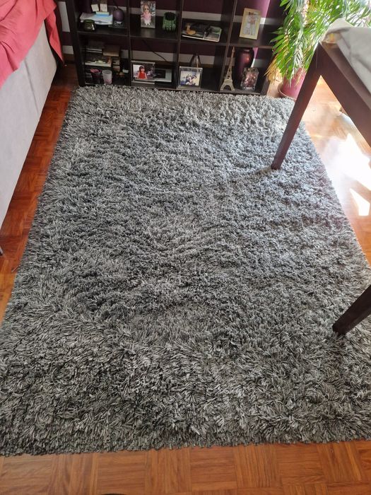 Móveis de sala: 1 sofá, 1 tapete, 1 aparador, 1 mesa de centro e 1 mes