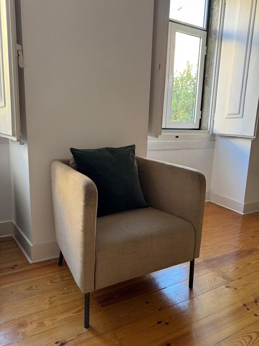 Cadeira de braços bege em ótimo estado