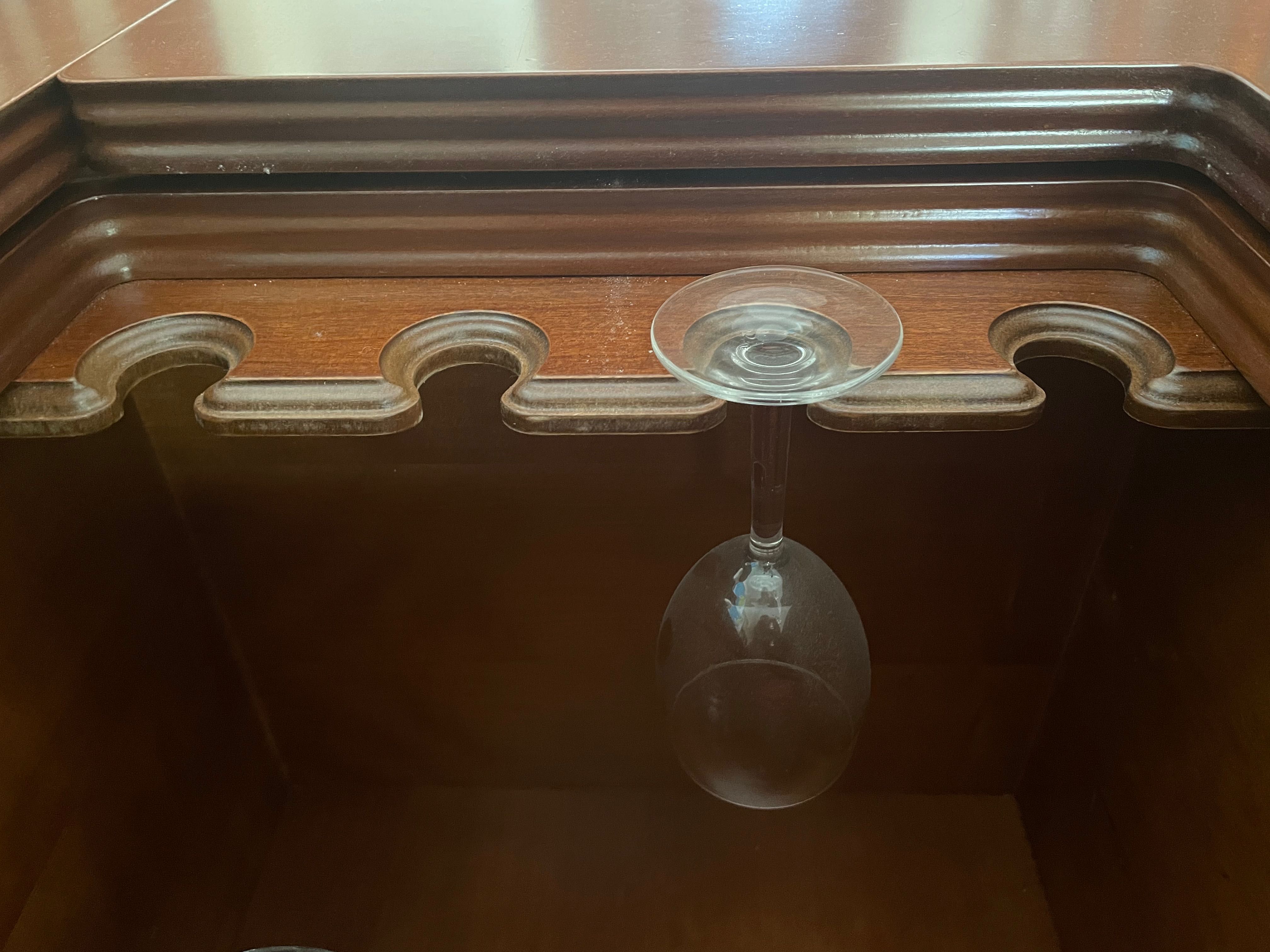 Mesa em cerejeira com bar integrado
