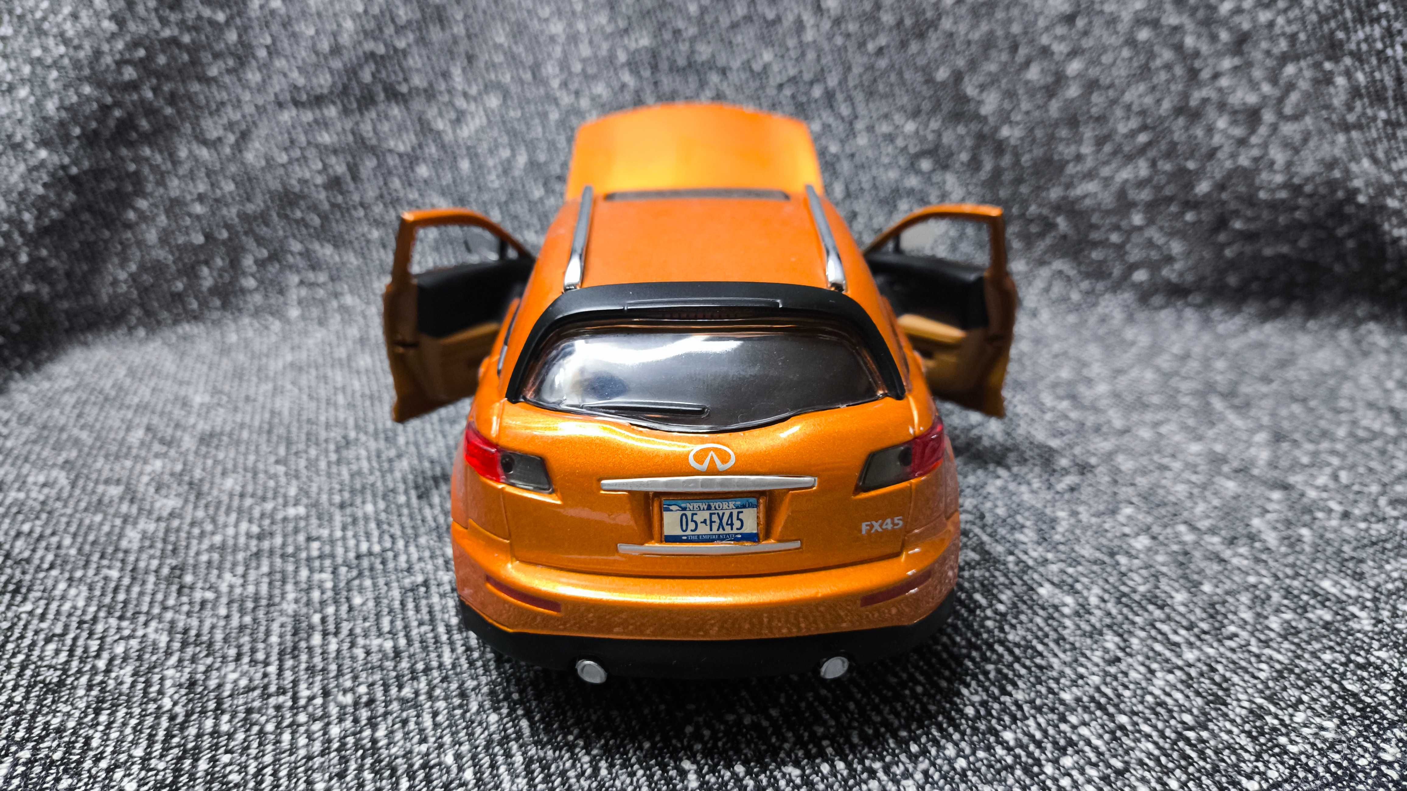 Модель Infiniti FX45 масштаб 1:24 Maisto