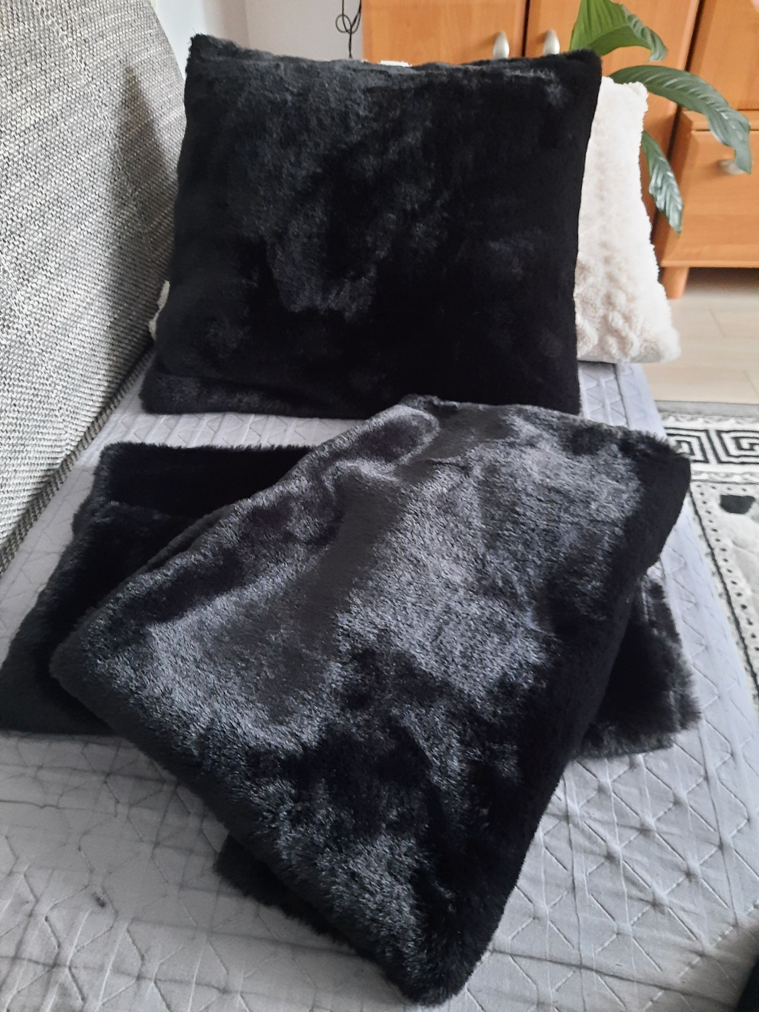 3 poszewki z czarnego pięknego sztucznego  futerka