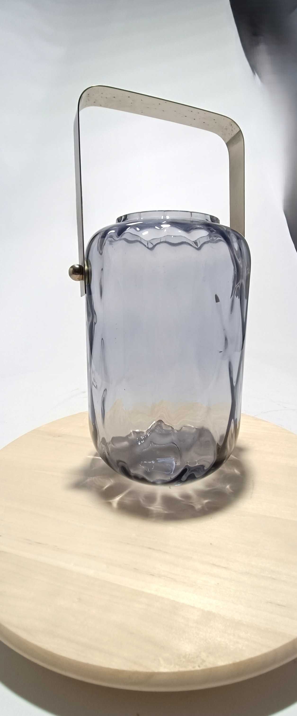 Jarra decorativa com pega em metal
