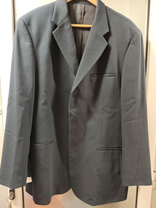 Fato verde escuro quase parece preto