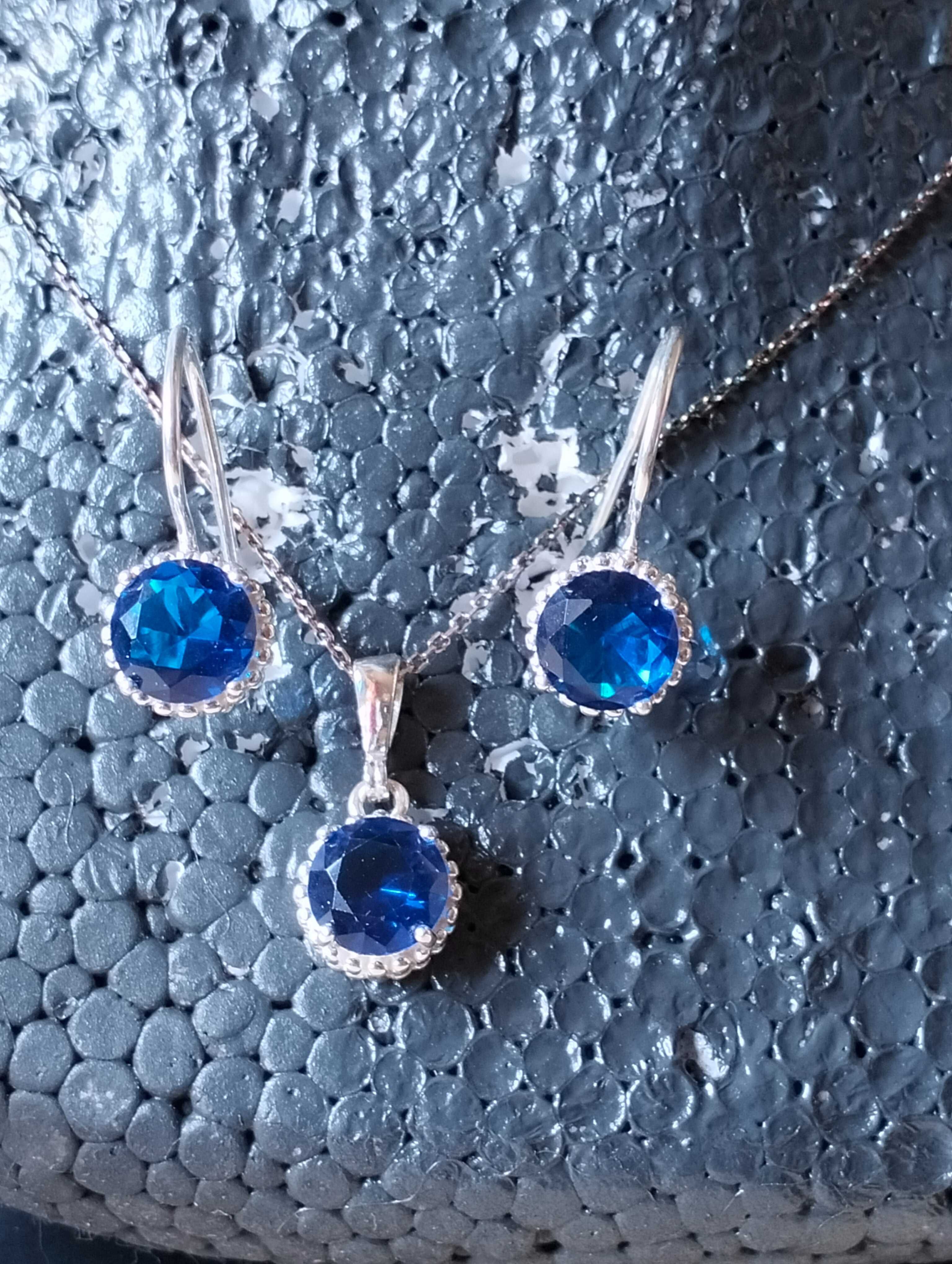 Komplet srebrnej biżuterii z piękną niebieską cyrkonią