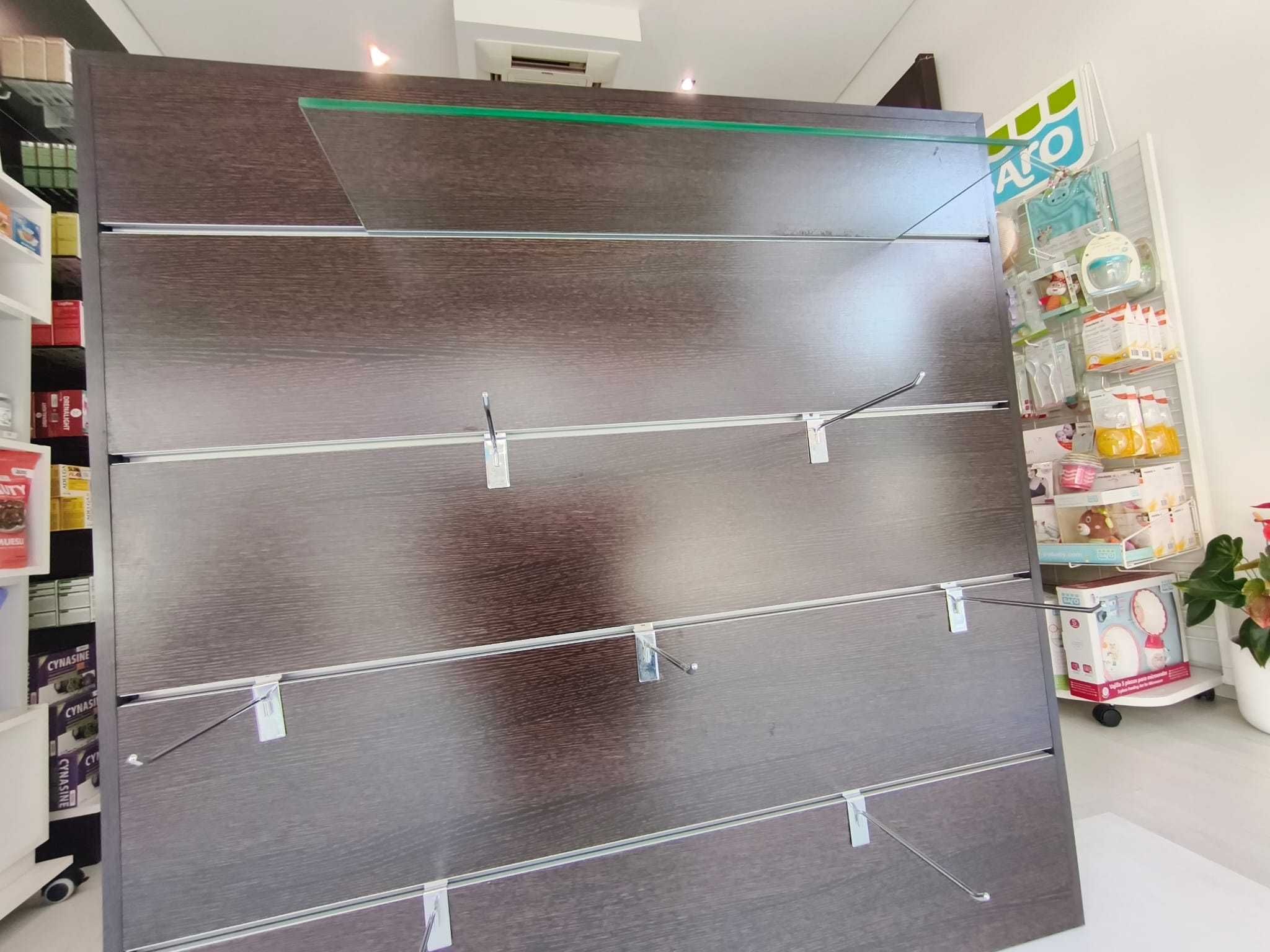 Móvel de Exposição com Estrado + Painel Ranhurado (vendo ASAP)