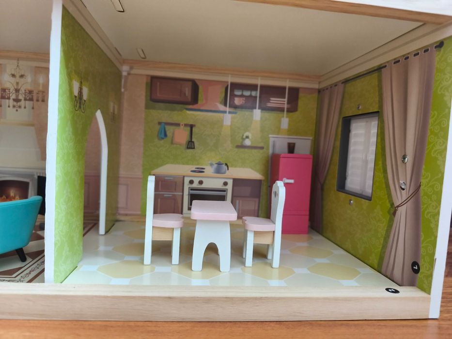 Drewniany domek dla lalek z mebelkami