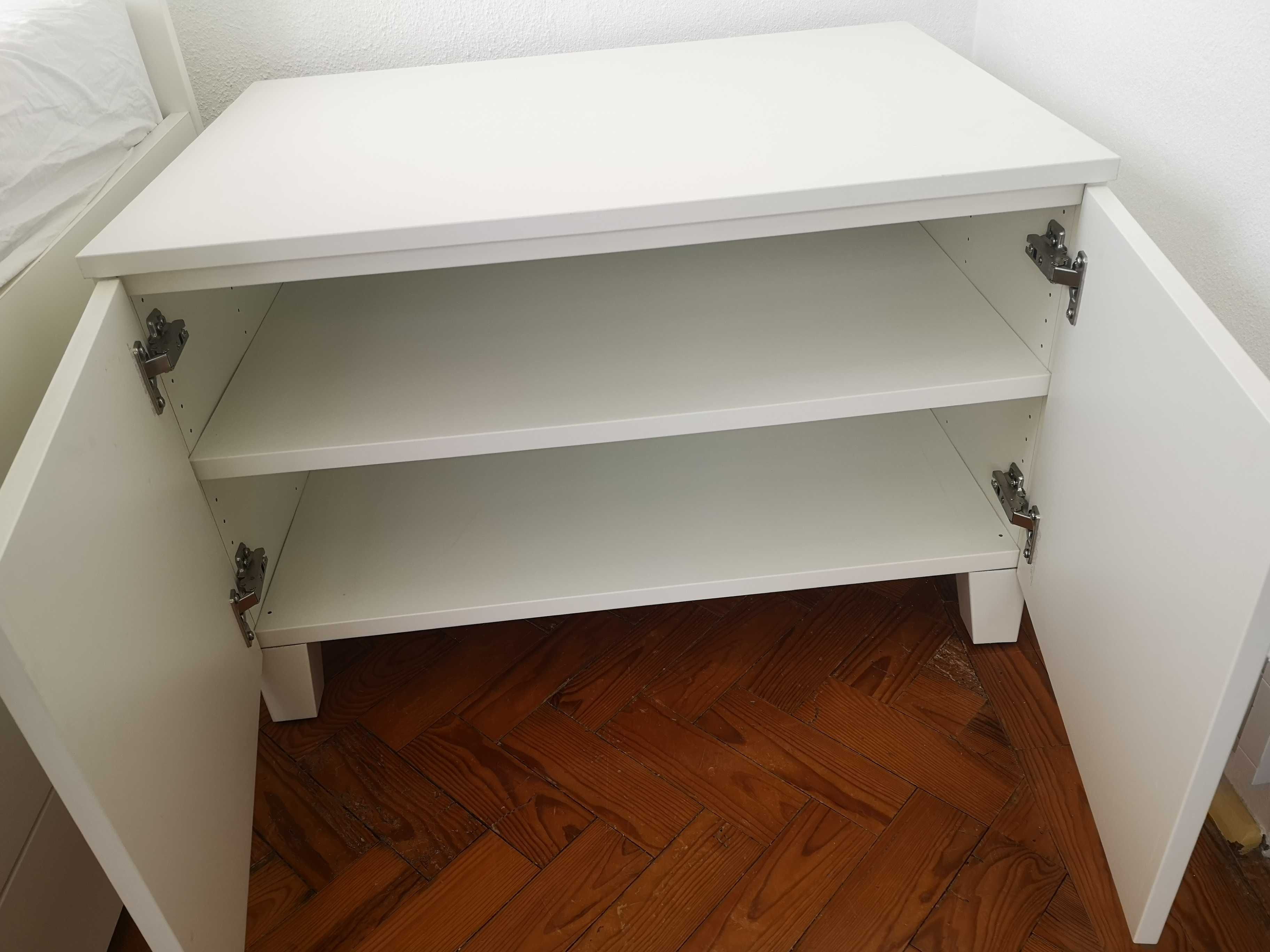 Cómoda com portas PLATSA em óptimo estado