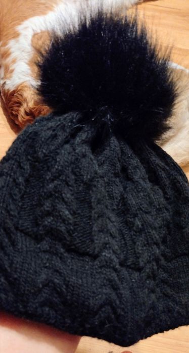 Ciepła, czarna czapka zimowa.