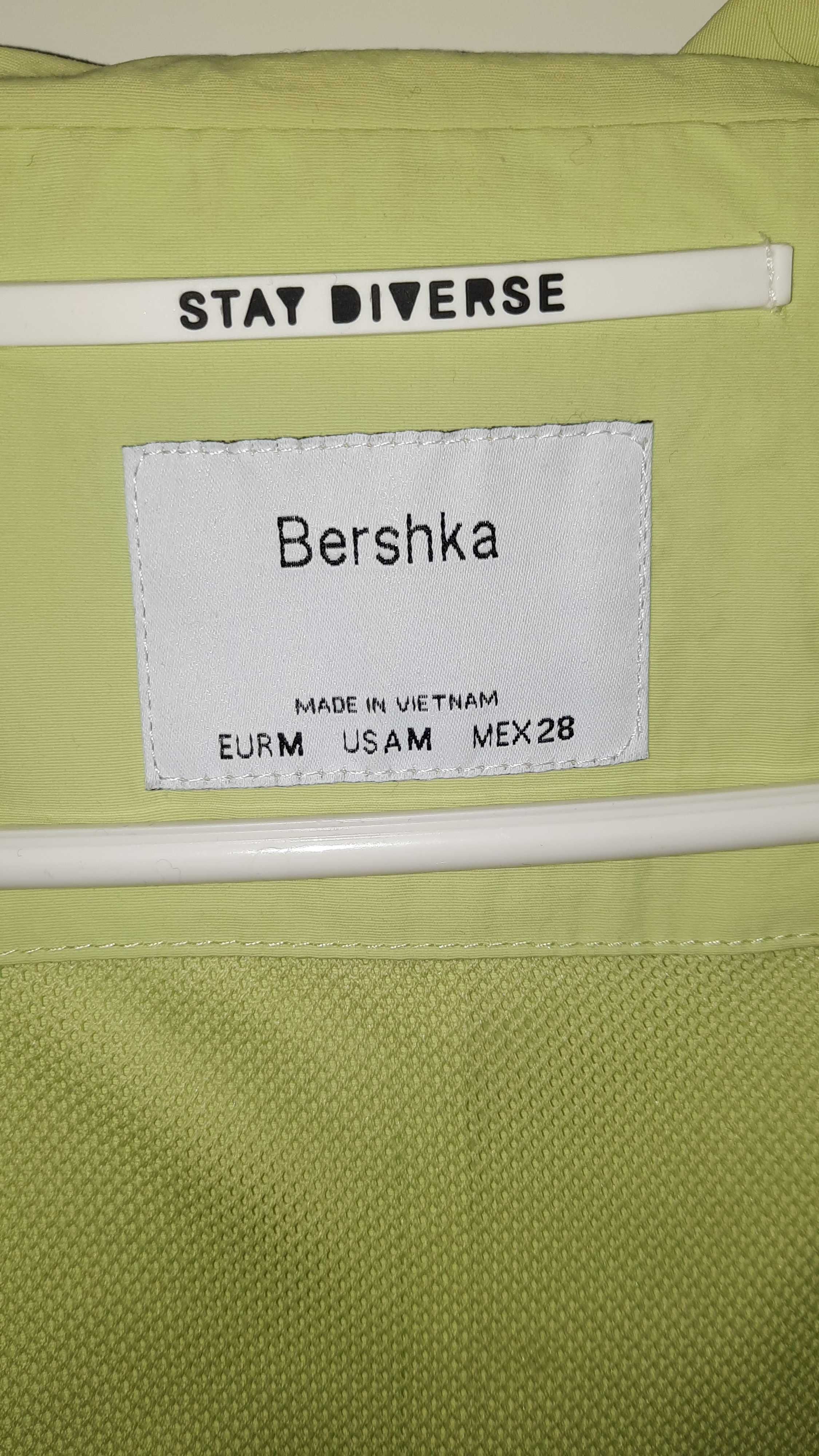 Kurtka odblaskowa marki Bershka.