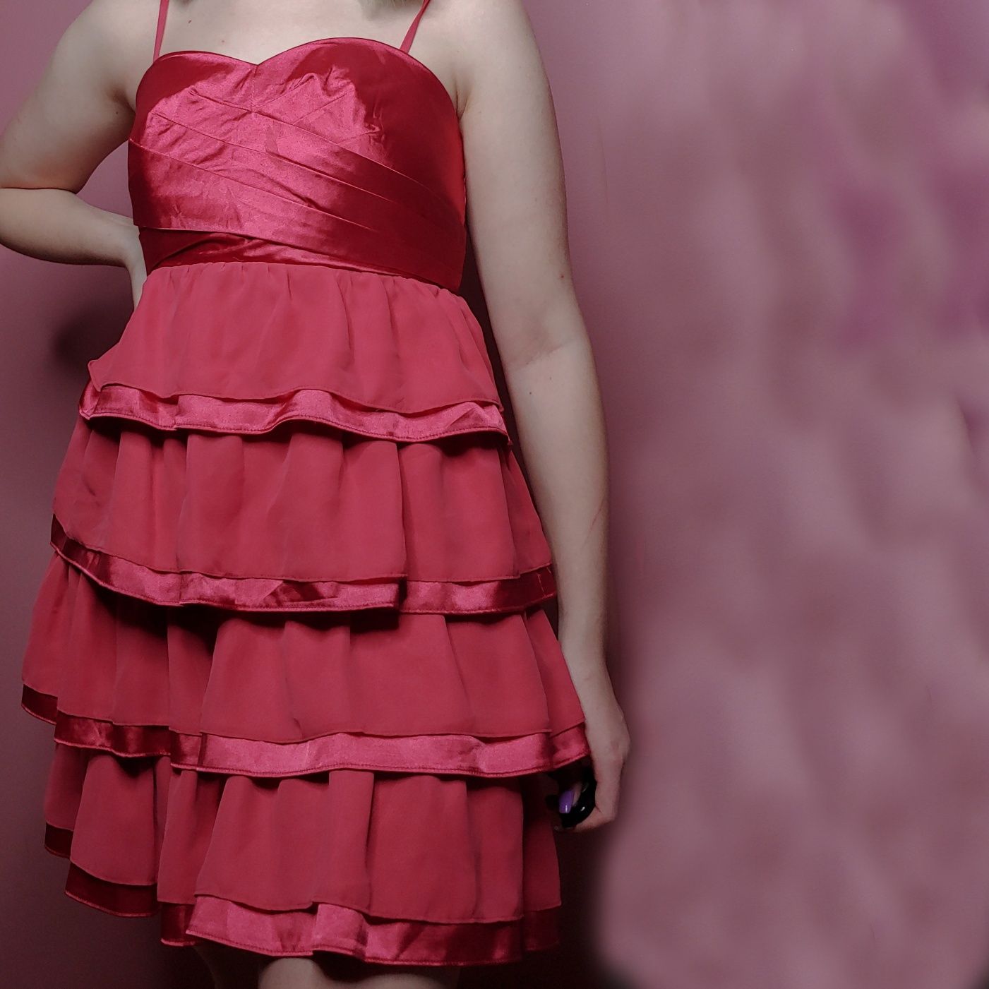 Różowa sukienka na ramiączkach z falbankami
