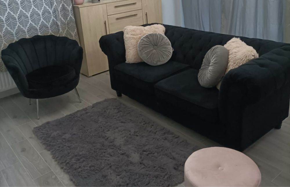 Czarna sofa Chesterfield