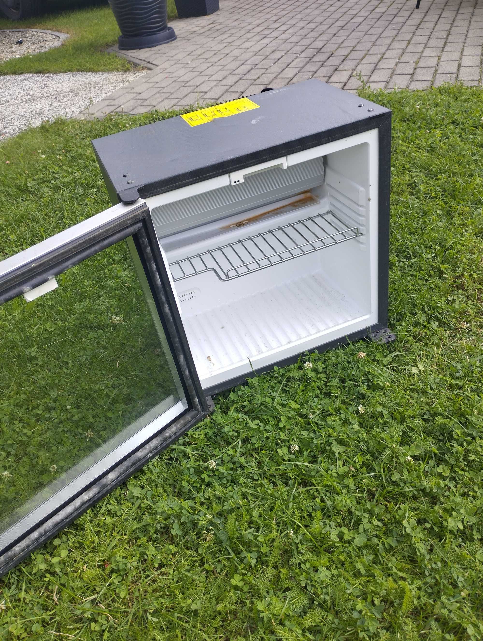Mała lodówka do biura lub piwnicy.