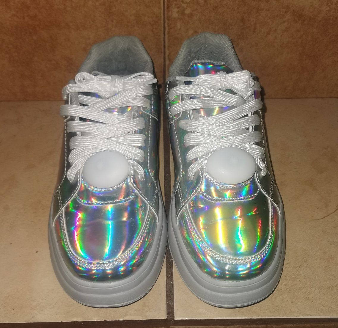Sneakersy holograficzne z sznurowkami LED