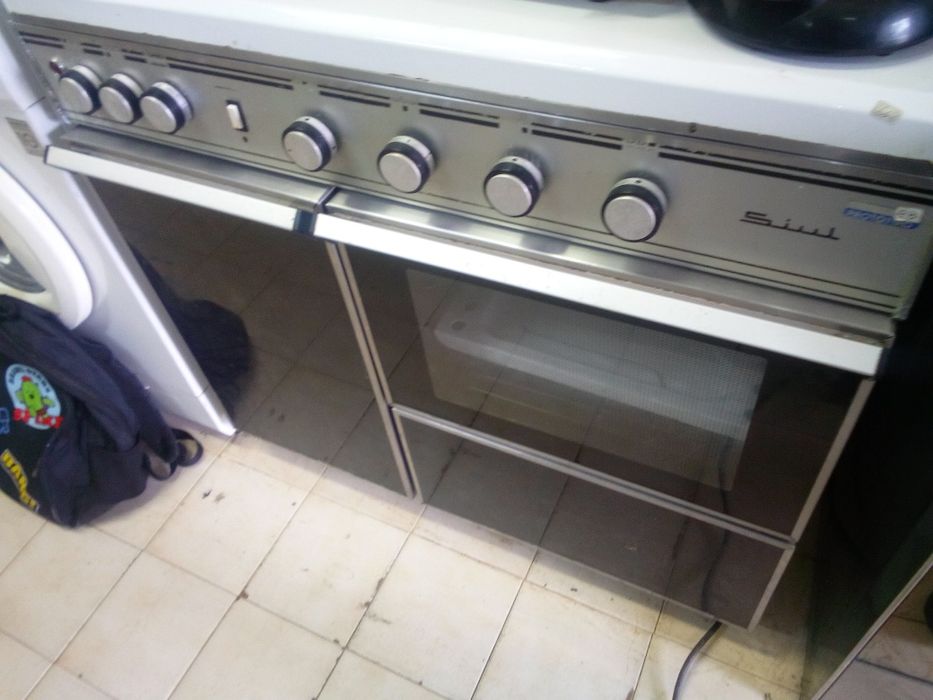 Vendo  2 fogões altos de inox gás de bilha estado novo cada 100€