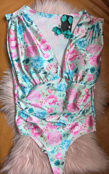 Body. Turkusowe z rozowymi kwiatami. Nowe