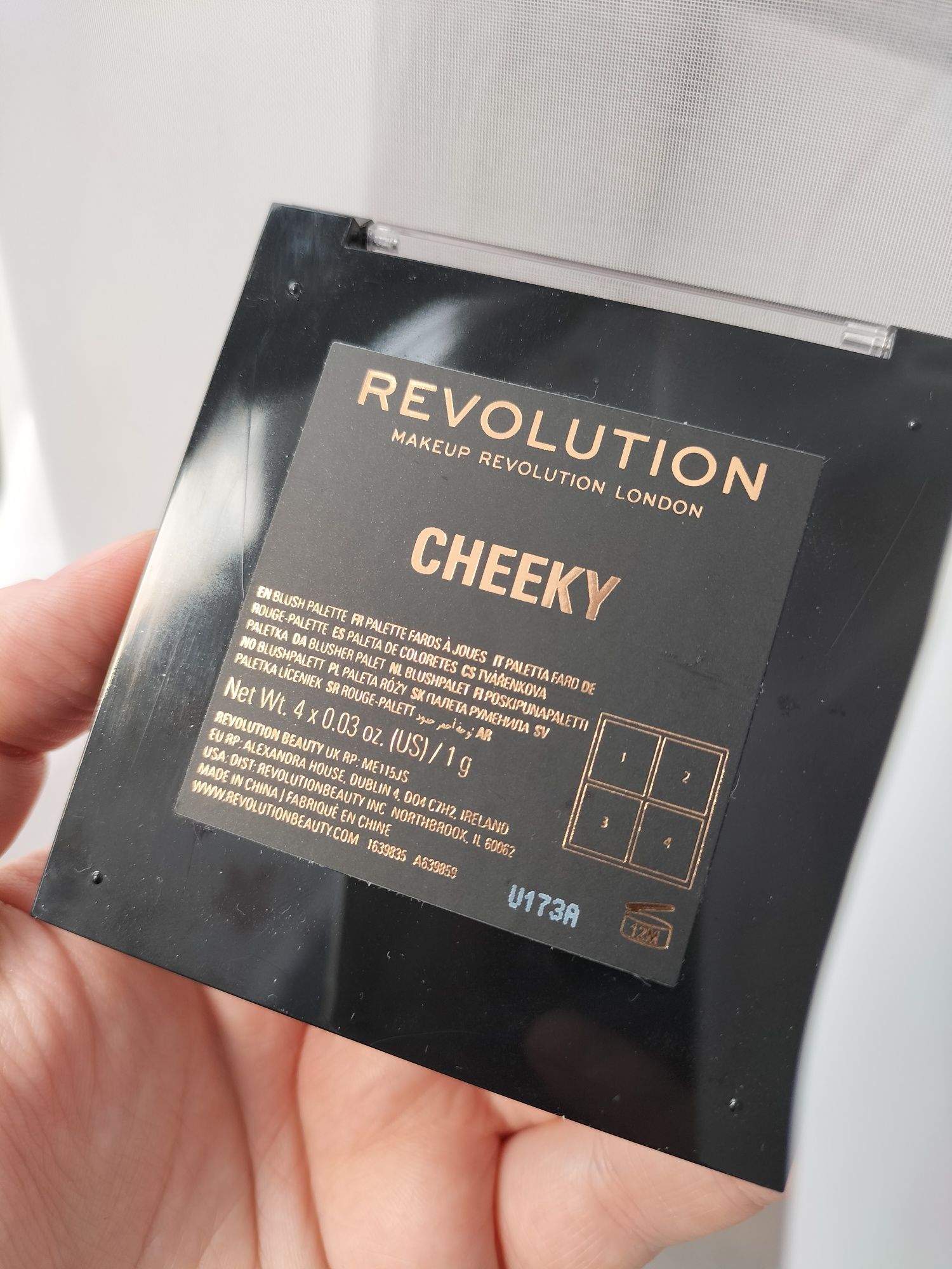 Paletka róży makeup revolution cheeky