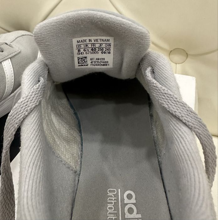 Кросівки жіночі adidas сірі замша р.38,5