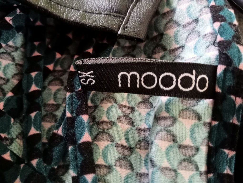 Zielona bluzka MOODO, z ozdobnym dekoltem, rozmiar S