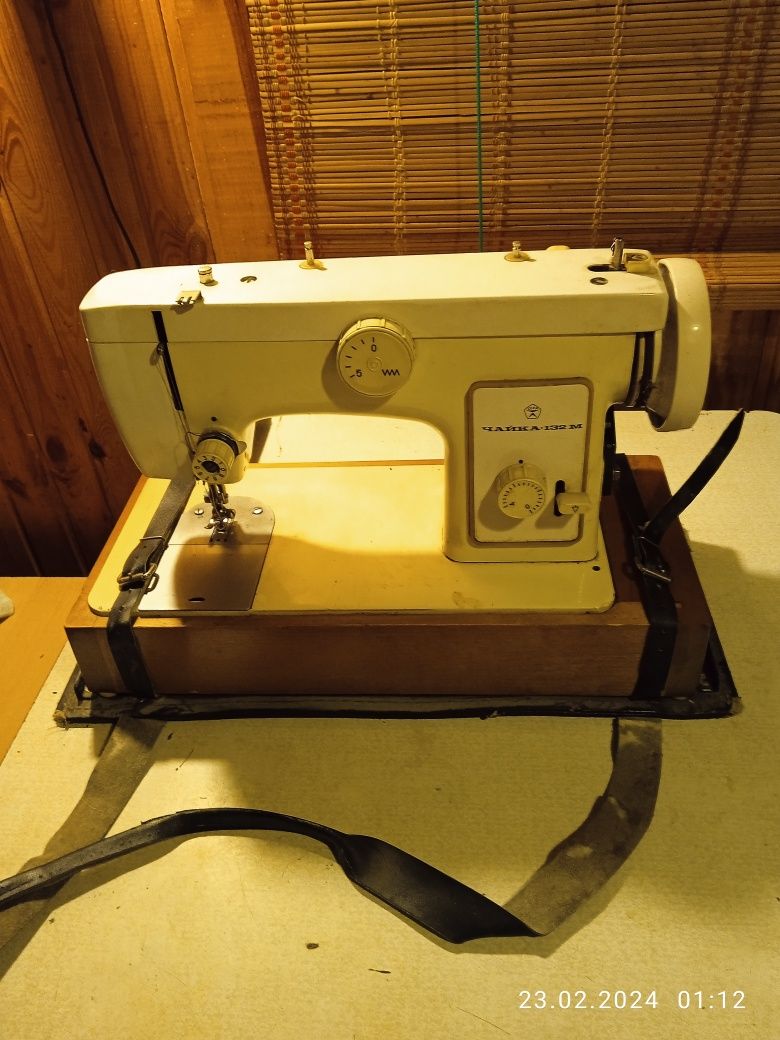 Переносная швейная электрическая машинка