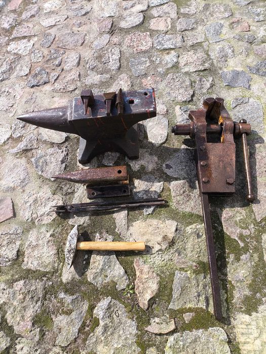 Kowalstwo stare solidne kowadło