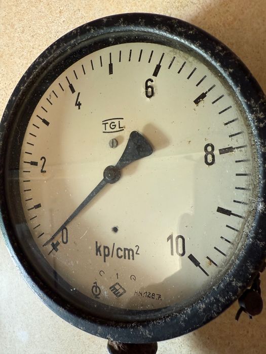 Manometr mechaniczny, duży, o średnicy 16 cm, produkcja NRD
