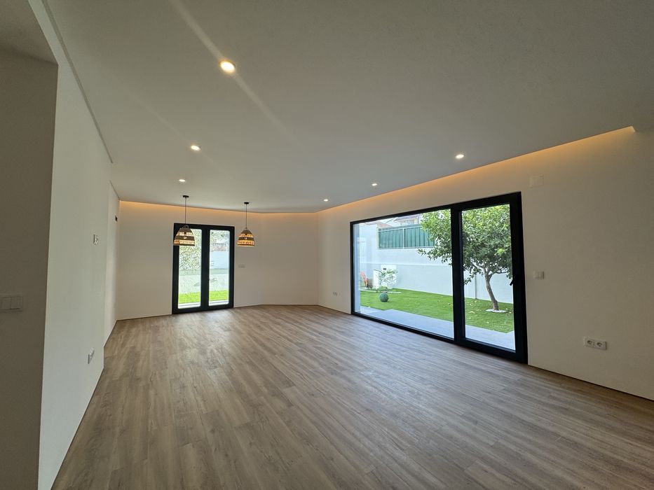 Moradia T4 nova com Jacuzzi, jardim privado e acabamentos de luxo