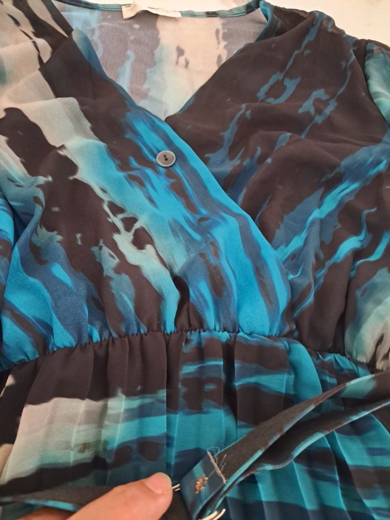 Vestido leve e forrado azul e preto