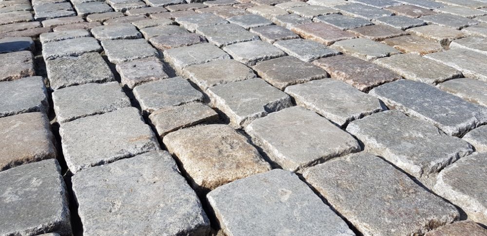 Kostka granitowa cięta płomieniowana starobruk kamień polny chlebówka